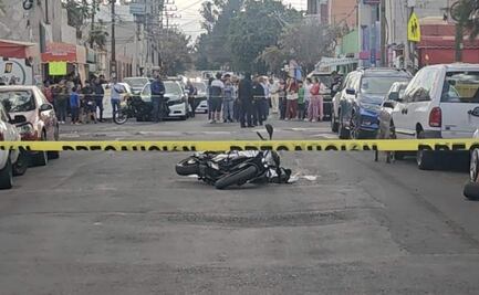 Acribillan a hombre mientras conducía su motocicleta en calles de Iztapalapa; no hay detenidos