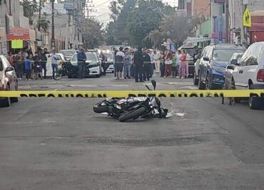 Acribillan a hombre mientras conducía su motocicleta en calles de Iztapalapa; no hay detenidos