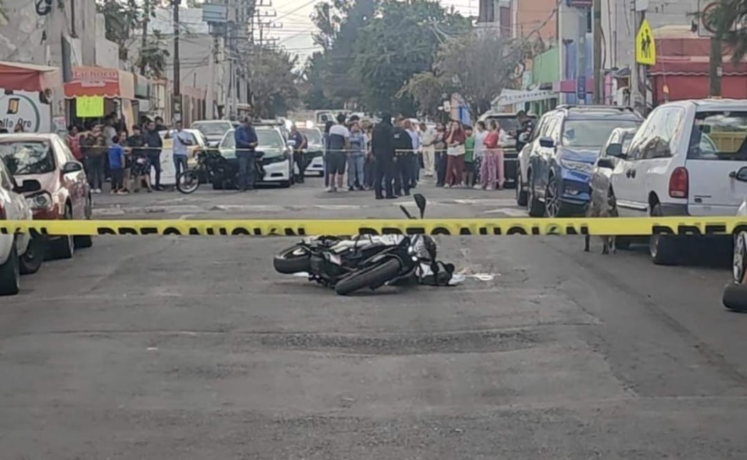 La víctima de aproximadamente 35-40 años, recibió un disparo de arma de fuego y quedó muerto en calles de la alcaldía de Iztapalapa junto a su motocicleta (31/01/2025). Foto: Especial