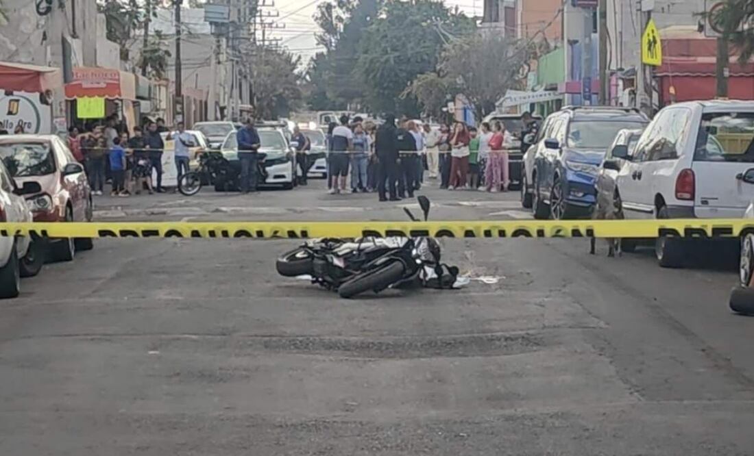 La víctima de aproximadamente 35-40 años, recibió un disparo de arma de fuego y quedó muerto en calles de la alcaldía de Iztapalapa junto a su motocicleta (31/01/2025). Foto: Especial