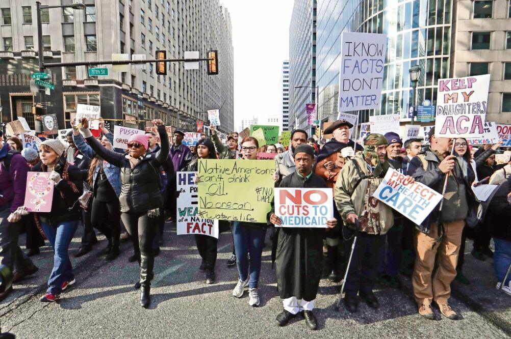 Manifestantes, durante una protesta realizada ayer en Filadelfia por la visita del presidente Donald Trump a la ciudad y en rechazo a las políticas de la administración entrante. Trump se reunió con legisladores republicanos (MATT SLOCUM. AP)