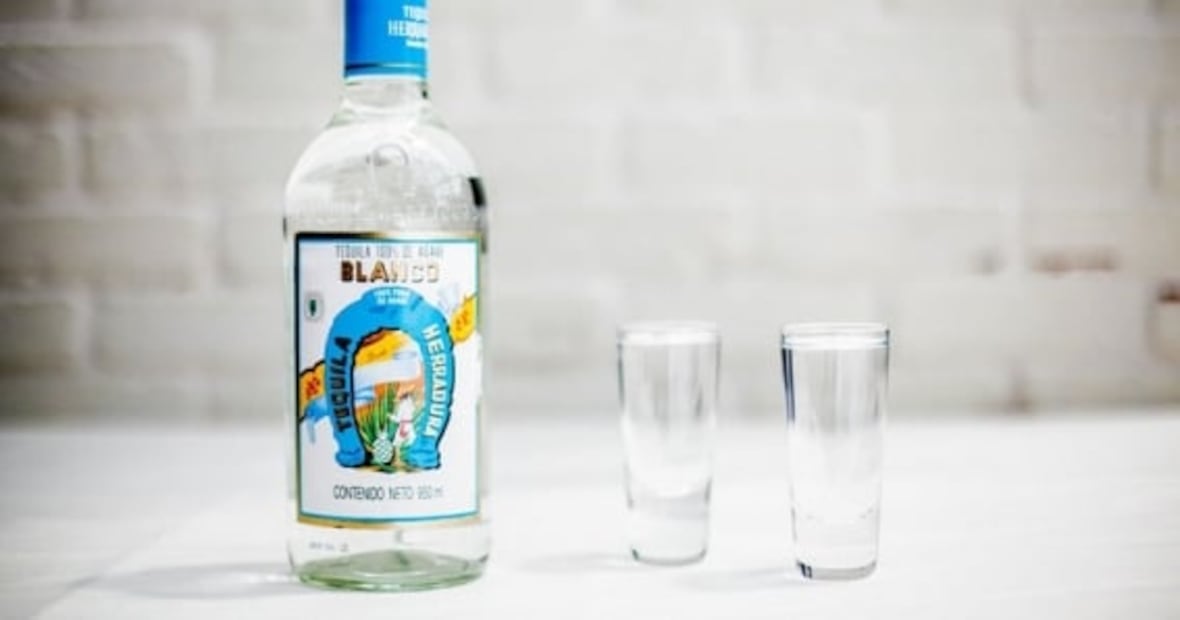 Conoce por qué se le dice caballito al vaso tequilero