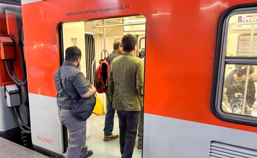 En la Línea 2 (Tasqueña), a pesar de las remodelaciones, los trenes se mantienen constantes y alivian el flujo de gente en la estación. Foto: Santiago Cadena/ EL UNIVERSAL