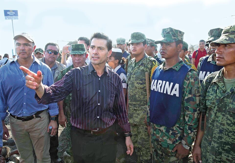 El presidente Enrique Peña Nieto realizó un recorrido en la ciudad de Armería, Colima, tras el paso del fenómeno (PRESIDENCIA)