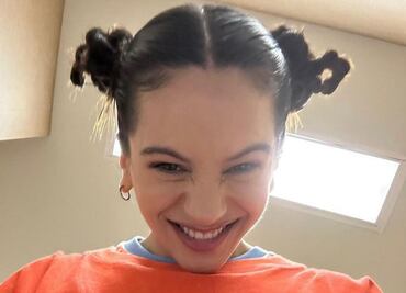 Rosalía deslumbra con ajustado minivestido de mezclilla