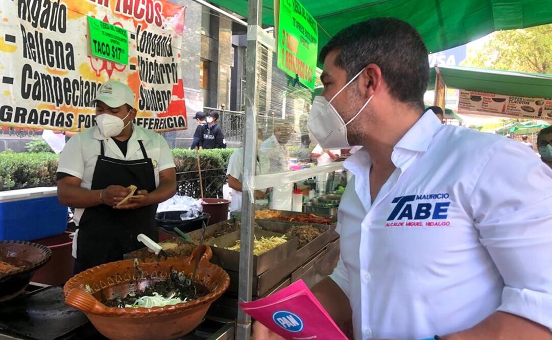Tabe recorrió un tianguis en la colonia Polanco Los Morales acompañado de la candidata a diputada federal por el Distrito 10, Margarita Zavala de Calderón, y el ex secretario de Gobernación, Santiago Creel Miranda. Foto: Especial
