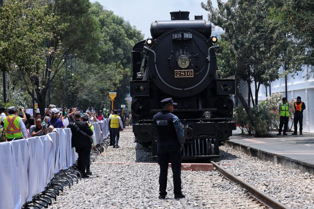 Ciudad de México 7 junio 2024. La locomotora de vapor "La Emperatriz" estuvo esta tarde en Río San Joaquín y Ferrocarril de Cuernavaca, en la colonia Granada. (Foto: Fernanda Rojas / El Universal)