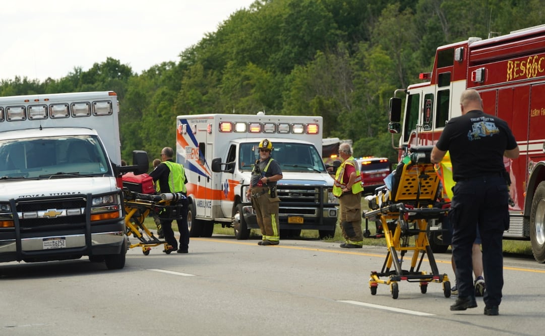 El personal de rescate trabaja en la escena de un autobús turístico que se estrelló y volcó en la autopista estatal de Nueva York cerca de Pembroke, Nueva York, el viernes 22 de agosto de 2025. Foto: AP