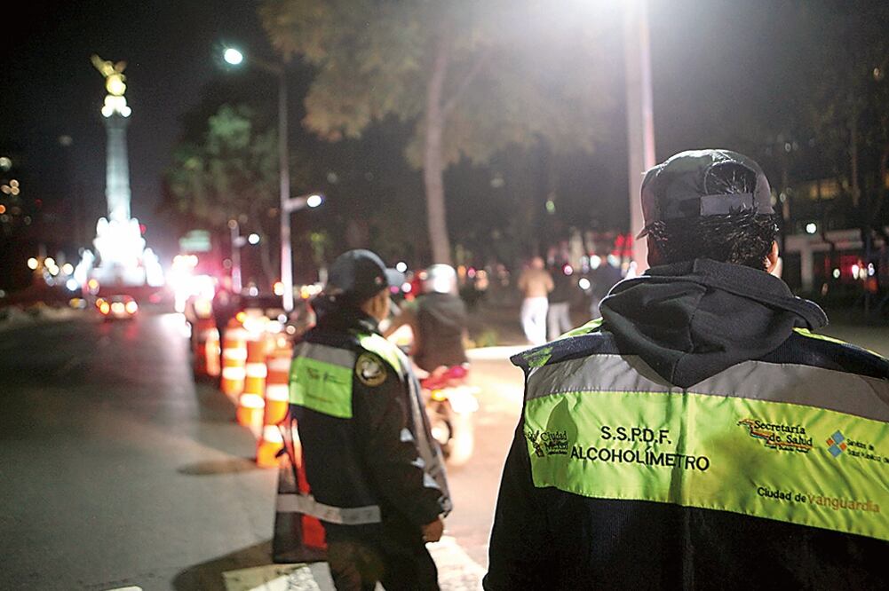 La policía capitalina reportó que se aplicaron 260 pruebas de alcoholemia entre viernes y sábado, como parte de la jornada Conduce sin Alcohol (ARCHIVO EL UNIVERSAL)