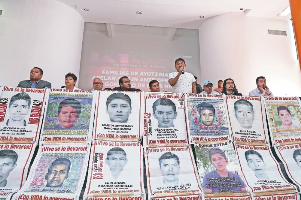 Padres de los 43 normalistas desaparecidos de Ayotzinapa plantearon reforzar la investigación con evidencias que, de acuerdo con el GIEI, fueron manipuladas, además de mantener vigilancia de organismos como la ONU y la CIDH. (EFE)