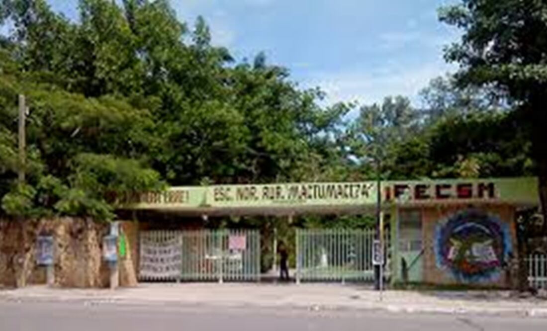 Normalistas marchan y "exigen justicia " a un mes del fallecimiento de uno de ellos al caer de una camioneta. Foto: Archivo