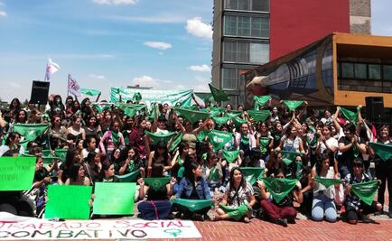 Realizan "pañuelazo" en la UNAM a favor del aborto