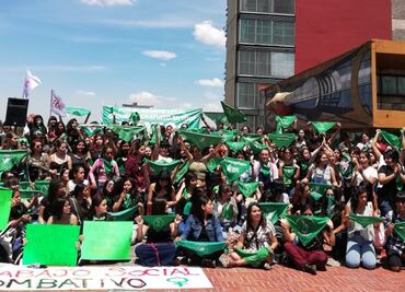 Realizan "pañuelazo" en la UNAM a favor del aborto