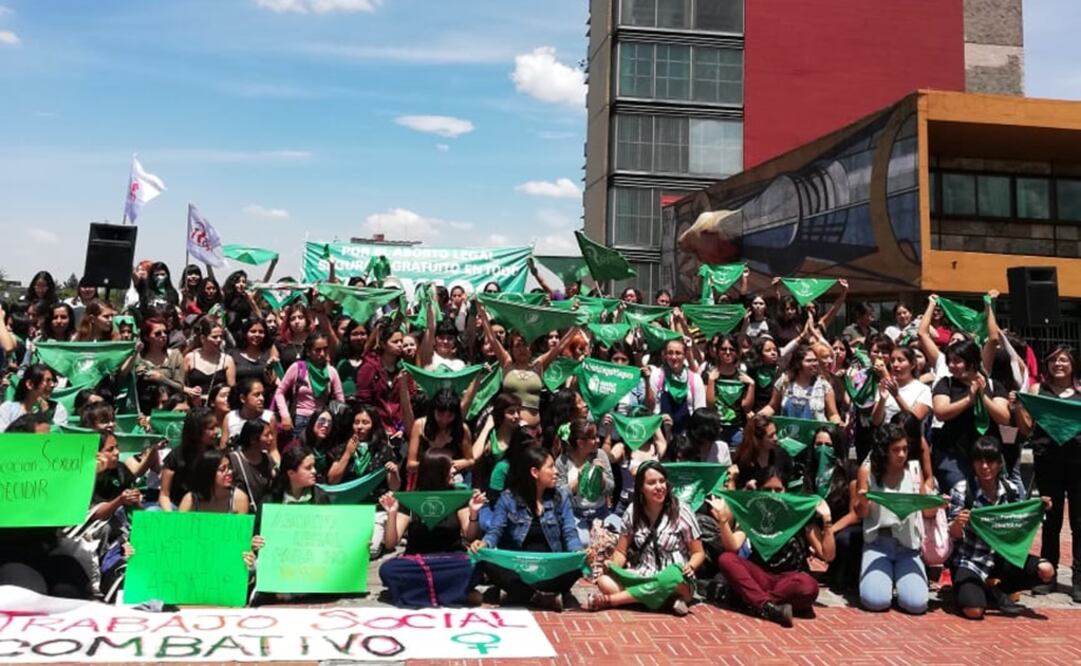 Con pañuelos verdes las asistentes se manifestaron a favor del aborto libre, seguro y gratuito / Teresa Moreno. EL UNIVERSAL