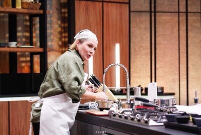 En “MasterChef Celebrity”, Mónica Dionne sufre una fuerte caída en la cocina