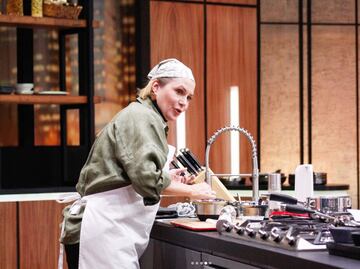 En “MasterChef Celebrity”, Mónica Dionne sufre una fuerte caída en la cocina