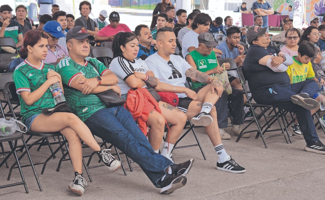 Aunque el partido fue entre Canadá y Sudáfrica, los habitantes acudieron con su playera de México. Foto: Santiago Cadena/ EL UNIVERSAL