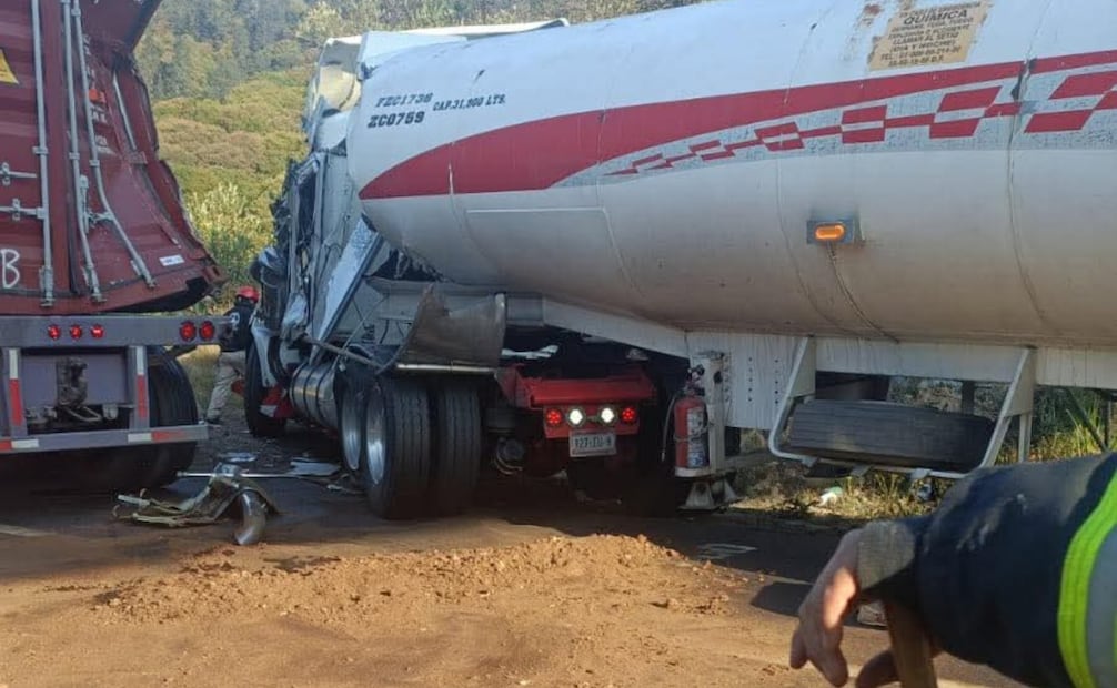 Accidente entre pipa de gasolina y tráiler. Foto: especial