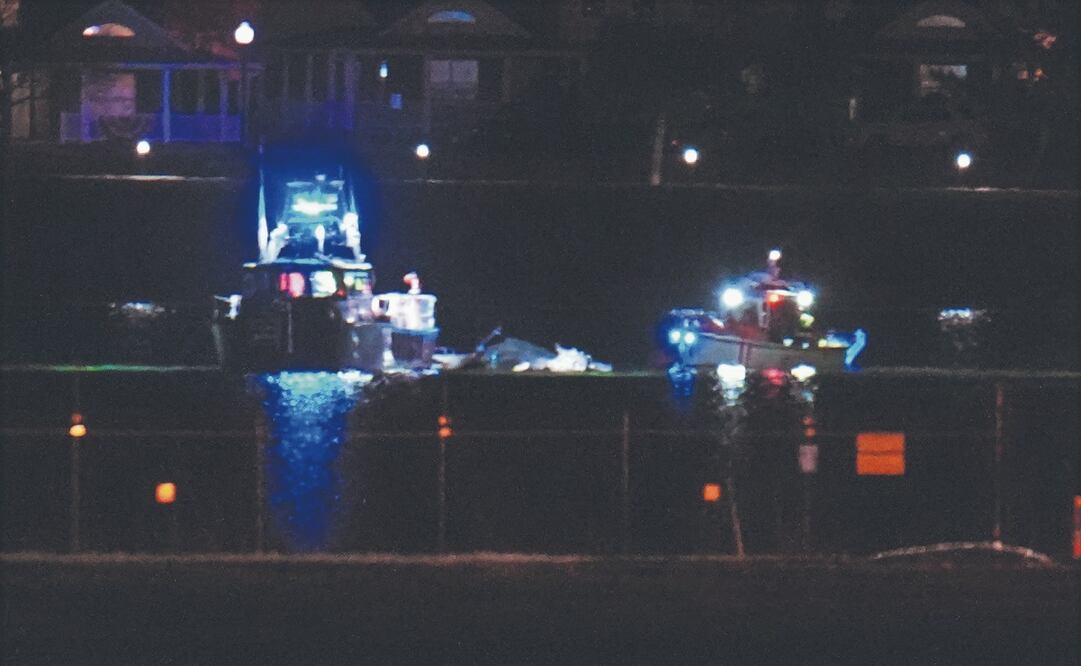 El personal de emergencia respondió al “incidente en el aeródromo”, en Washington. Foto: de Julio Cortez. AP