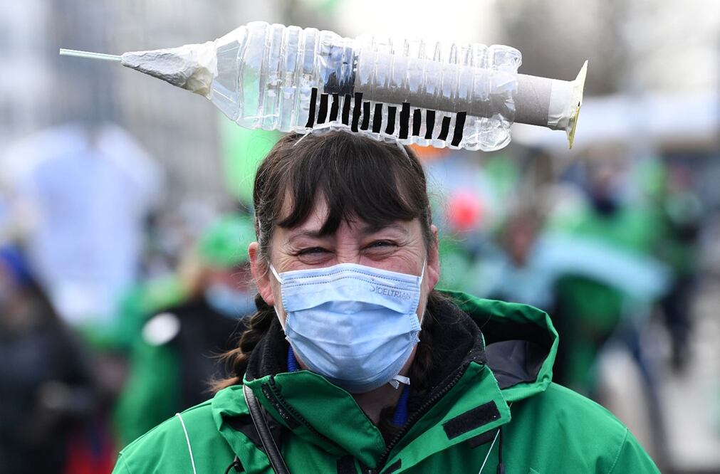 Trabajadora sanitaria en una manifestación. Foto: AFP / John Thys 