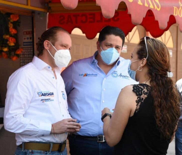 Santiago Taboada, candidato en Benito Juárez, escucha a vecinos de la colonia Moderna