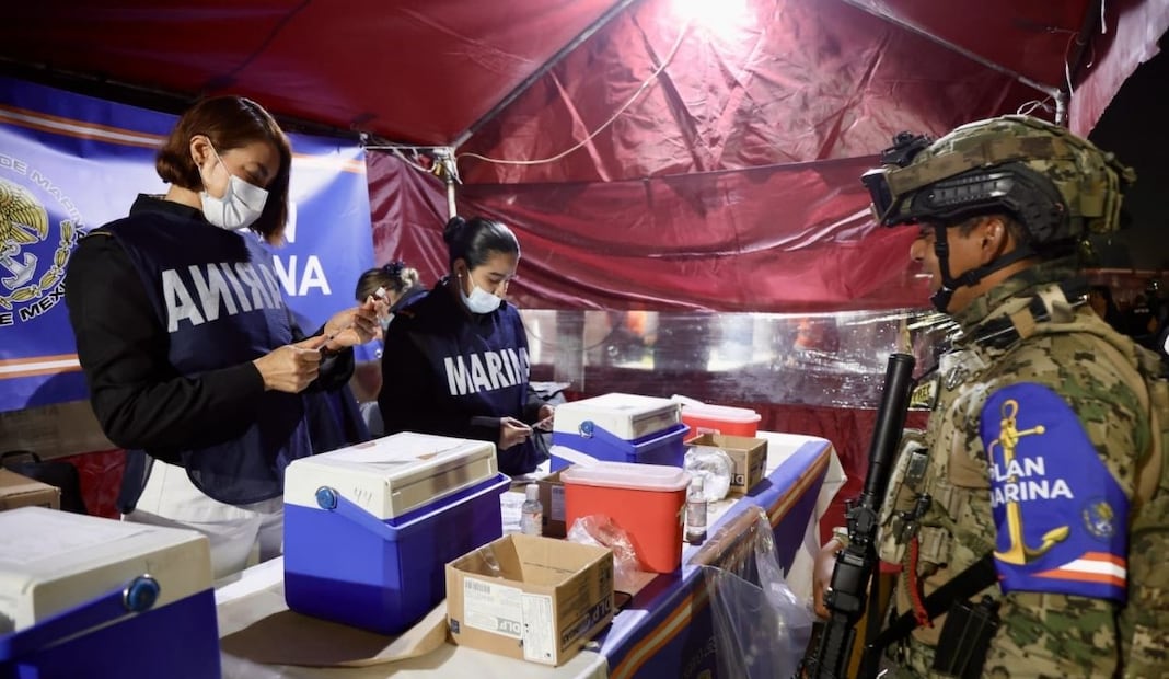 Vacunan contra el sarampión en Iztapalapa; instalan módulos nocturnos en central de abasto. Foto: Valente Rosas