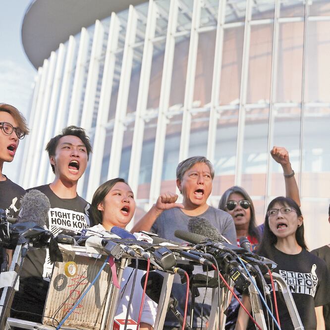 Miembros del Frente Civil de Derechos Humanos, ayer durante una conferencia de prensa, luego de que el gobierno anunciara que suspende el proyecto de ley de extradición, en Hong Kong. Los opositores mantienen para hoy las protestas. ATHIT PERAWONGMETHA.