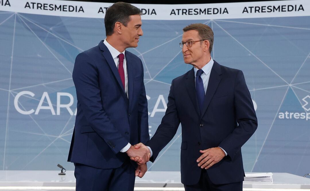 Los candidatos a la presidencia del Gobierno, el socialista Pedro Sánchez y el popular Alberto Núñez Feijoo, antes de iniciar el debate electoral en Madrid. Foto: EFE