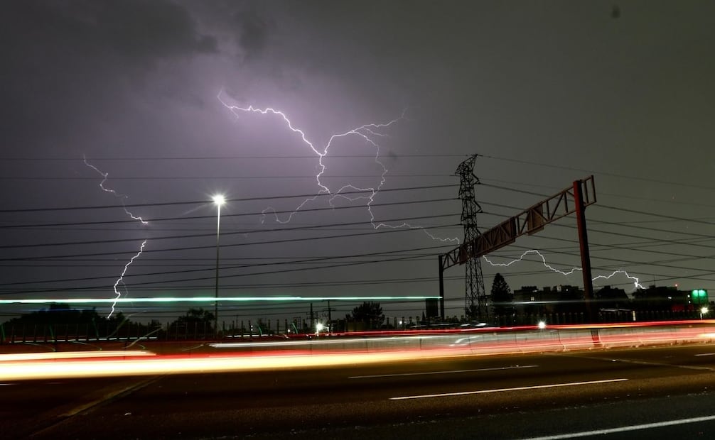 Se registra lluvia con tormenta eléctrica en el oriente de la Ciudad de México, dejando encharcamientos. | Foto: Valente Rosas.