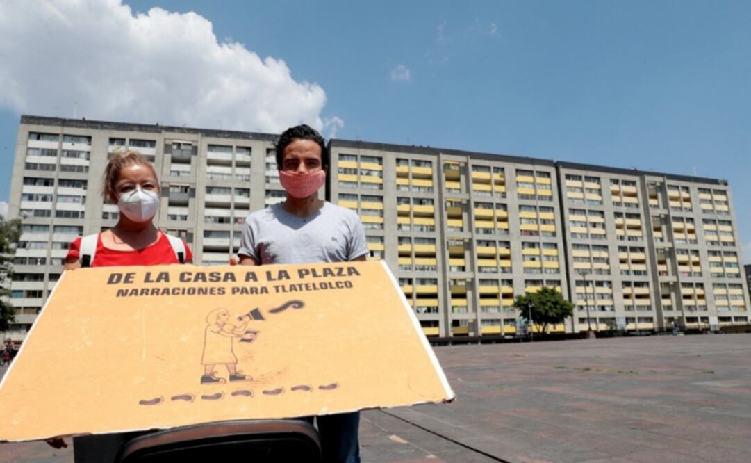 Percibald García reads stories to children in Tlatelolco - Photo: Juan Boites/EL UNIVERSAL
