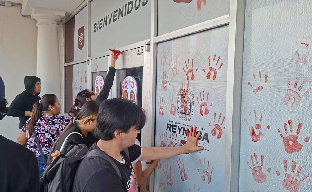 Tras colocar las mantas en la presidencia municipal, los jóvenes se llenaron las manos de tinta roja dijeron, en señal de todos los desaparecidos y personas que han perdido la vida por motivos de inseguridad.
Foto: Sandra Tovar