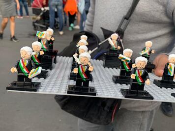 Venden "legos" de AMLO en el Zócalo para celebrar "El Grito"