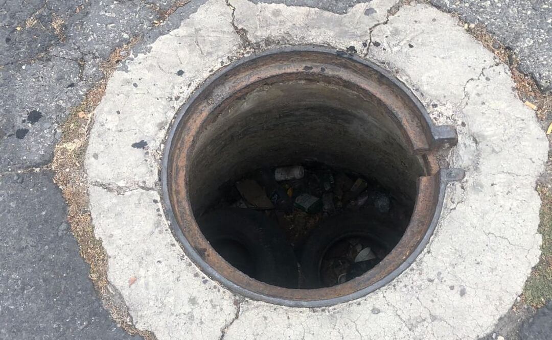 Coladera destapada a mitad de la calle Valle de Ebro y Valle de Mezcalapa a unas cuadras de la avenida Central Carlos Hank González. Foto: Isidro Corro. EL UNIVERSAL