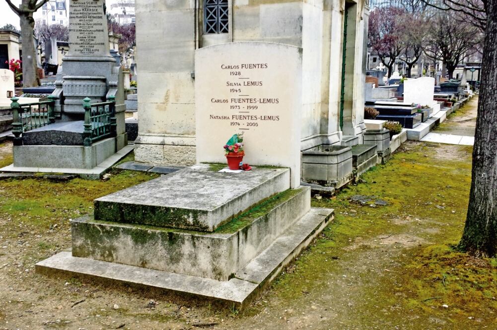 La tumba del escritor Carlos Fuentes está ubicada en un lugar privilegiado del cementerio, justo en el centro. Foto: JULIO AGUILAR. EL UNIVERSAL