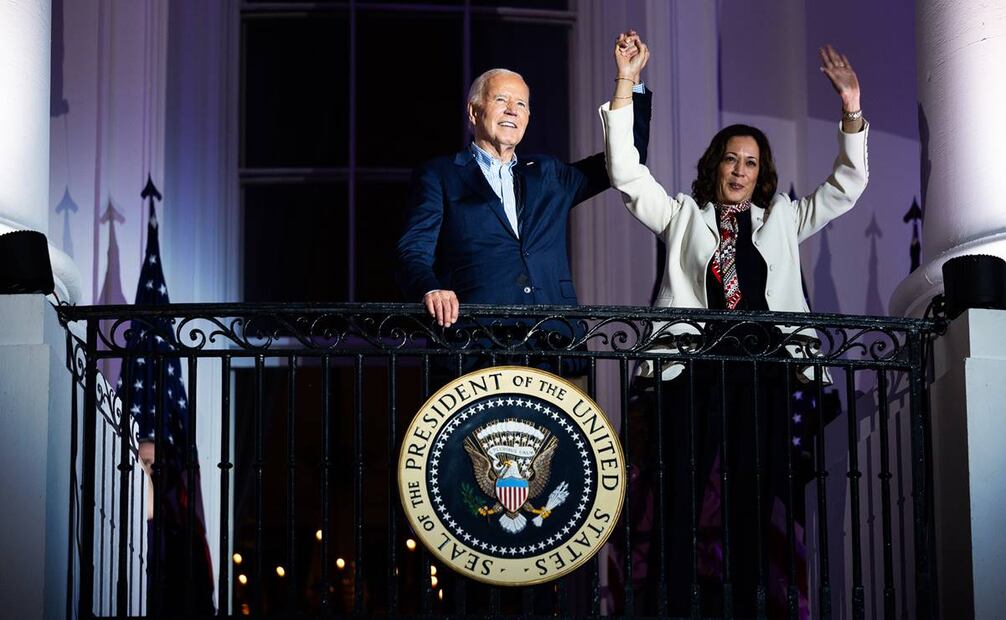Fotografía de archivo del presidente de Estados Unidos Joe Biden junto a la vicepresidenta Kamala Harris saludando desde el balcón de la Casa Blanca. Foto: EFE