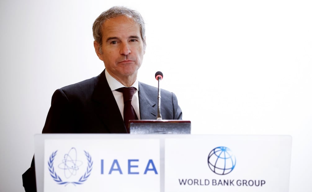 El Director General del Organismo Internacional de Energía Atómica (OIEA), Rafael Mariano Grossi, pronuncia un discurso durante la firma de un acuerdo de colaboración con el presidente del Grupo del Banco Mundial (GBM), Ajay Banga (no aparece en la imagen), sobre nuevas energías nucleares para el desarrollo, en la sede del GBM en París, Francia, el 26 de junio de 2025. Foto: EFE