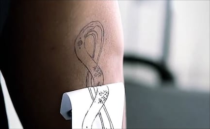 Alexis Vega estrena tatuaje; se puso el logo de Qatar 2022