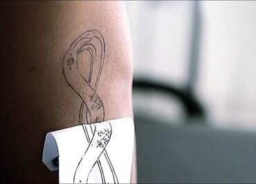 Alexis Vega estrena tatuaje; se puso el logo de Qatar 2022