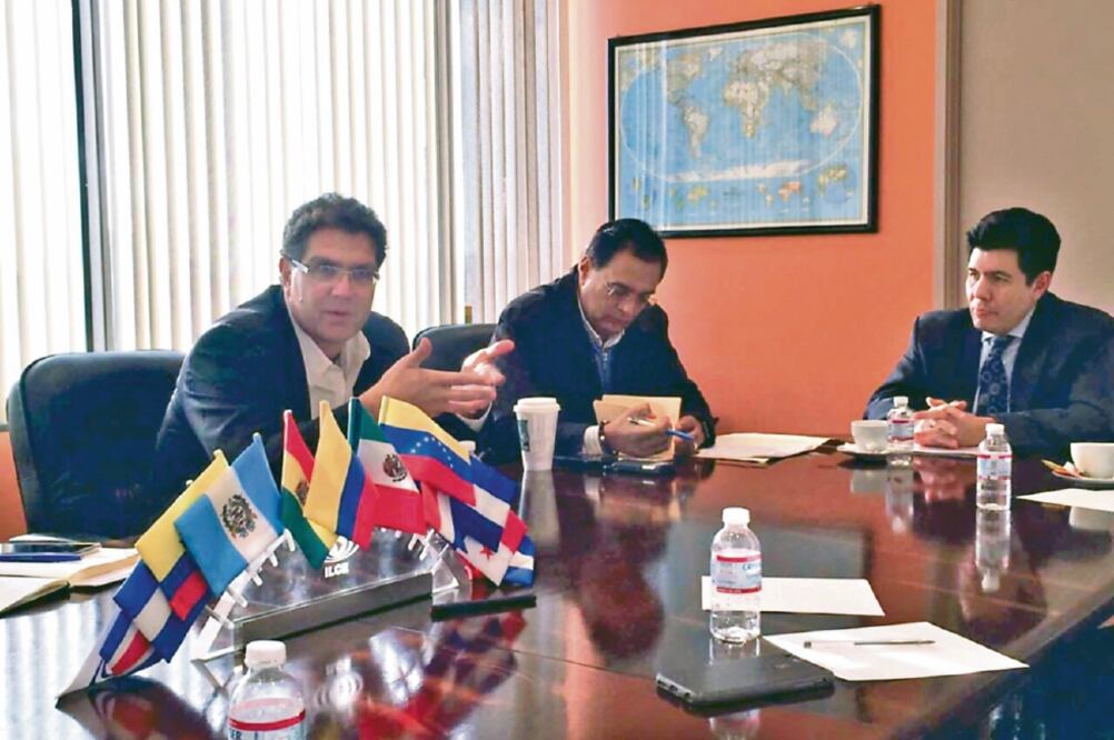 En la reunión en el consulado mexicano, Ríos Piter trató temas como protección jurídica para migrantes y estrechar relaciones económicas con California (PRD SENADO)