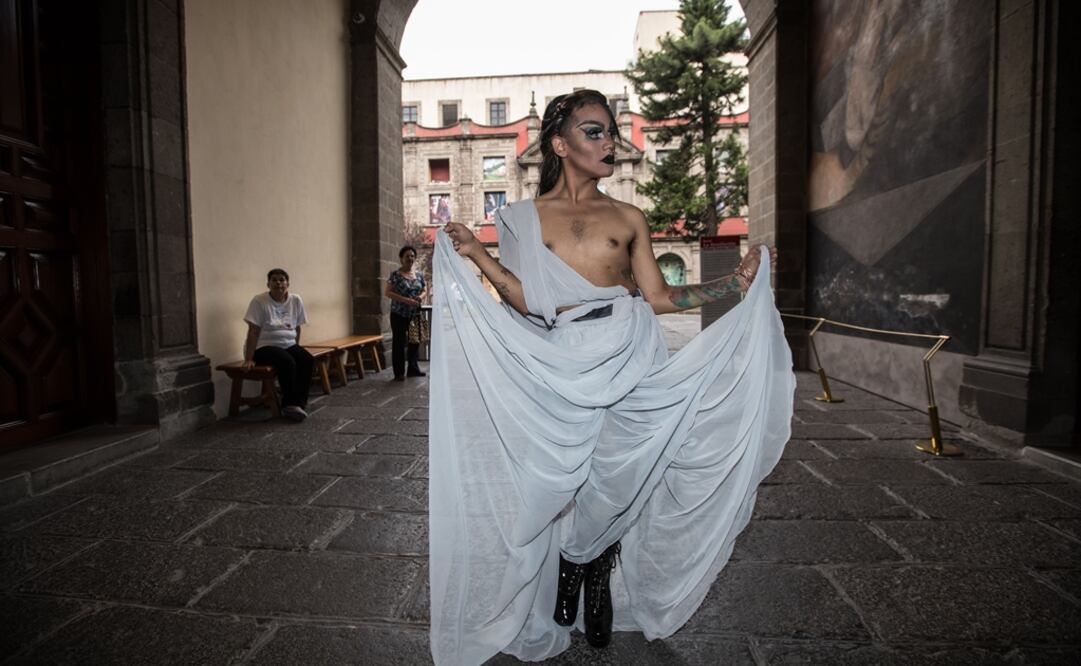 Para conmemorar el Día Internacional contra la Homofobia y el Día Internacional de los Museos que este año se rige bajo el lema de “lo indecible” de estos recintos, cinco artistas drag queen encabezaron visitas guiadas por diversas salas del Museo Nacional de las Culturas.