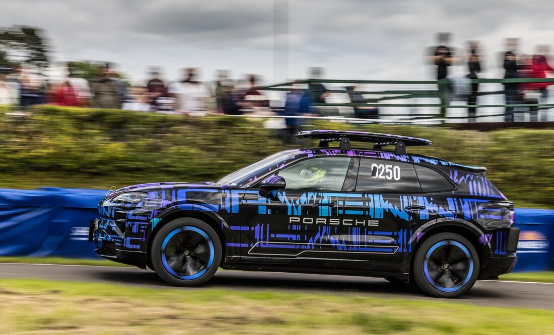 El POrsche Cayenne EV fue presentado en prototipo en una prueba de montaña. Foto: Porsche.
