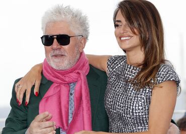 Almodóvar felicita y abraza a Penélope Cruz tras su nominación al Oscar