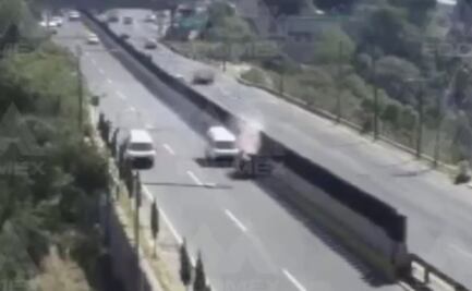 Auto a exceso de velocidad intenta ganar paso y vuelca en Naucalpan