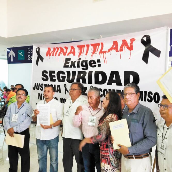 En el vestíbulo del aeropuerto de Minatitlán, el Consejo Regional de Seguridad y Participación Ciudadana recibió al Presidente de la República con una gran manta con el nombre del municipio, rotulado en rojo. ROSELIA CHACA. EL UNIVERSAL