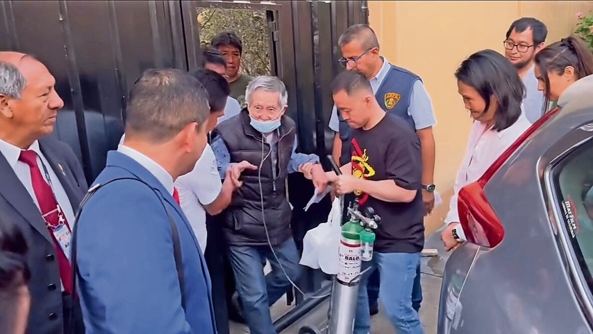 Alberto Fujimori, al salir de prisión en Perú, en diciembre de 2023