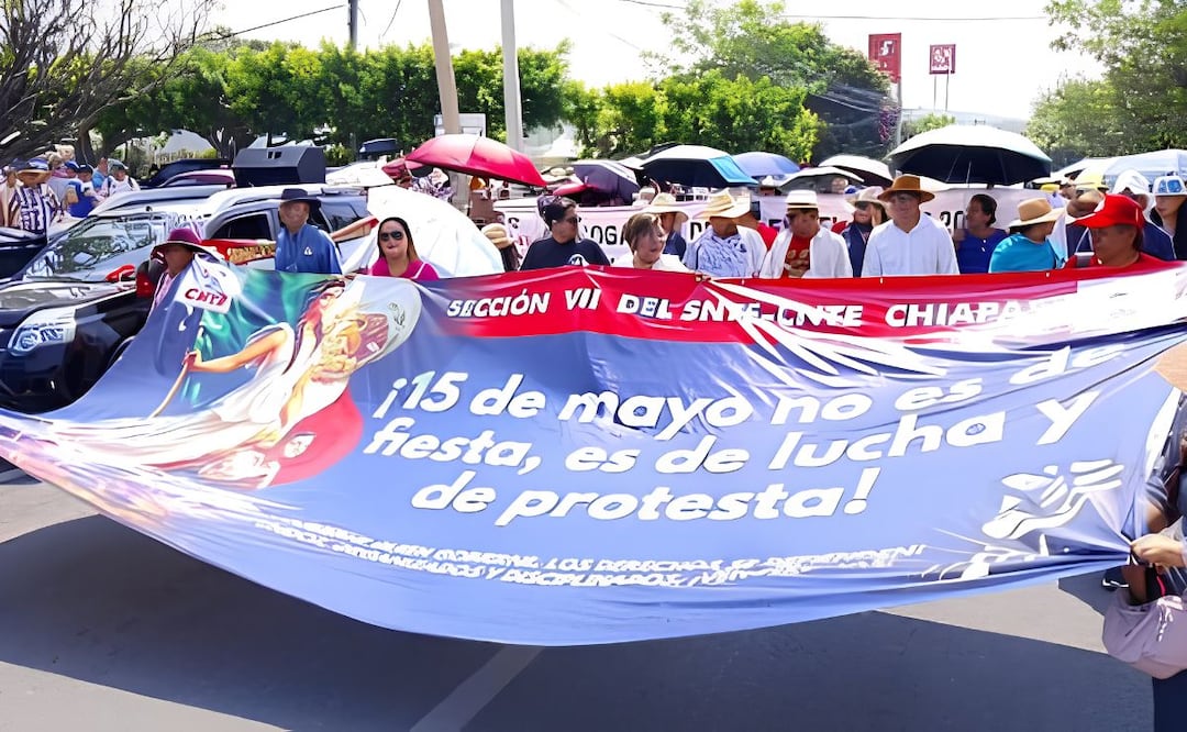 Estudiantes normalistas y maestros de la CNTE-SNTE se manifestaron en Chiapas, con motivo del Día del Maestro. | Foto: Especial.