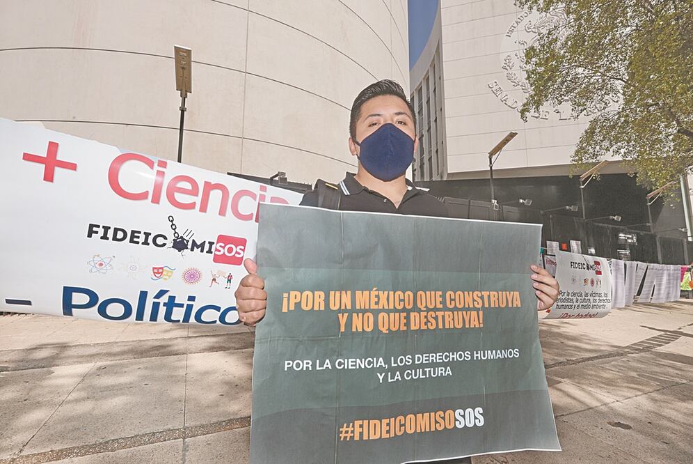 En octubre pasado, científicos de diversas instituciones se manifestaron frente al Senado para pedir que no se eliminaran los fideicomisos para la ciencia. Fotos: ARCHIVO EL UNIVERSAL