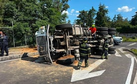 Camión cargado de arena vuelca en Las Águilas; chofer perdió estabilidad del vehículo al intentar dar vuelta