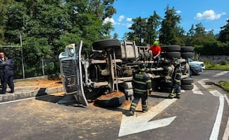 Camión cargado de arena vuelca en Las Águilas; chofer perdió estabilidad del vehículo al intentar dar vuelta