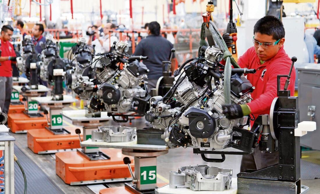 En México 60% de los trabajadores laboran más de 40 horas, indican. Foto: Archivo EL UNIVERSAL